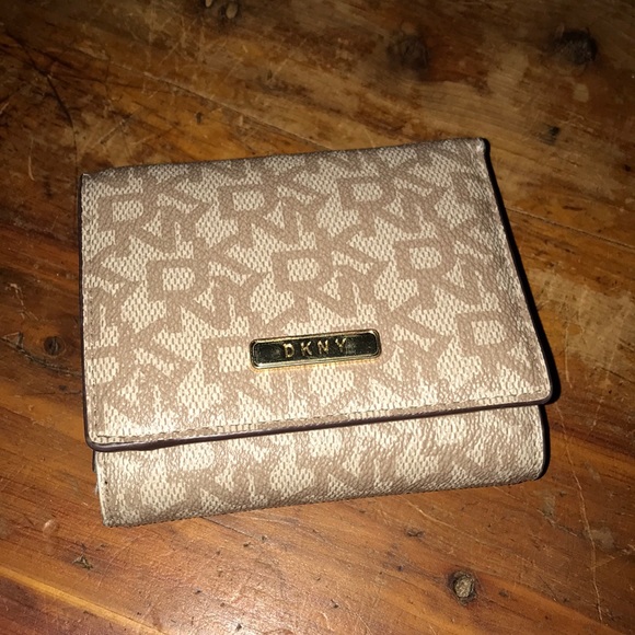 dkny trifold wallet